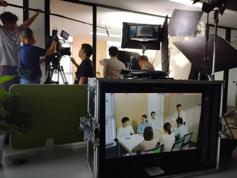 天峨县TVC拍摄公司：科技产品视觉化大师，诠释未来感与功能美学