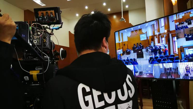AI生成VS人工创意——天峨县广告片拍摄公司的技术浪漫主义实践